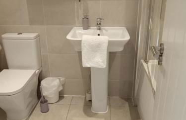 Spacious 4BR House with 2 Bathrooms and 1 WC ideal for Families, Professionals and Relocators near NEC, BHX, HS2 and JLR with Travel Cot, Pets Allowed and Free Parking - The Home Makers Hub - Foto 40