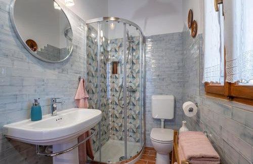 Charming Villa with Private Garden & BBQ - Foto 31