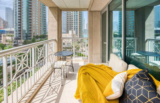 Maison Privee - Radiant Urban Retreat with Iconic Burj Khalifa Vws - Photo 16