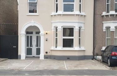 London Luxury 3 bedroom flat, 2 bathrooms, Living Room, free parking, 4 mins to station, garden - Foto 36
