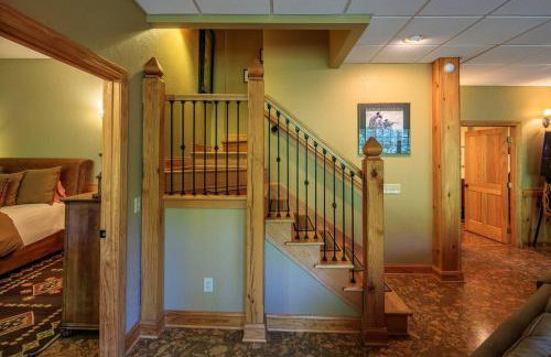 Luxury Riverfront Lodge - Sleeps 12, VIEWS, Fireplaces, Dogs OK - Photo 47