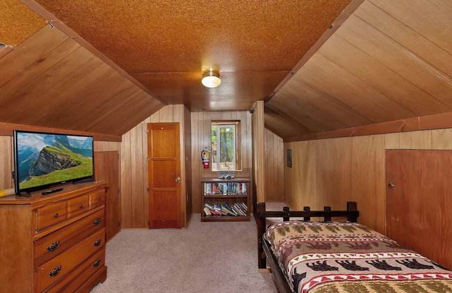 Sunshine Cabin - Cozy 2-Story Getaway - Photo 3