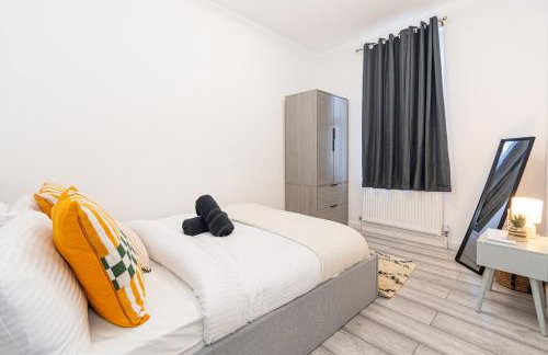 Amanah Properties - Elegant 4-Bedroom Home in Wembley with Parking, Perfect for Contractors - Foto 13