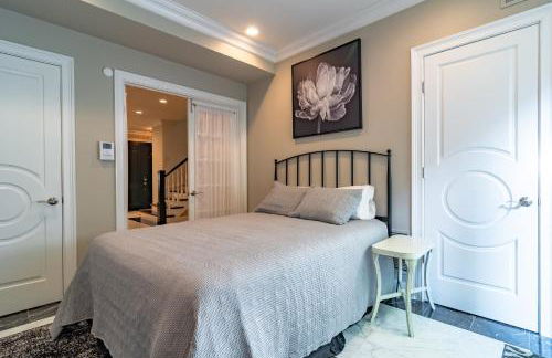 Luxurious Gold Coast 4BR 4-Story Villa with Parking Sleeps 12 Guests - Photo 17