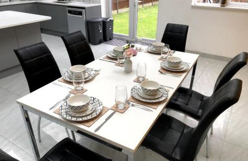 Luxurious Detached Holiday House Free Parking near Airport Town Centre Railway Station - Foto 30