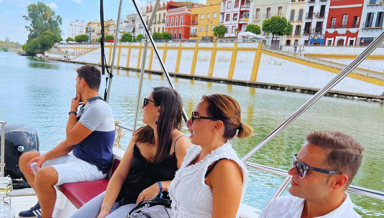 Pequeno grupo dentro do barco