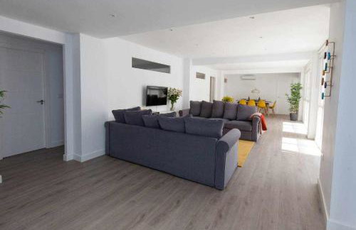 ISG Apartments Downtown family haven Free parking spot - Foto 25