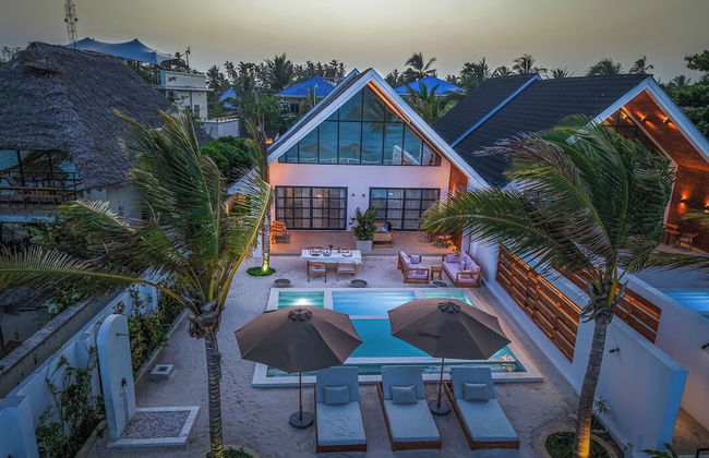 Solymar Staffed Beach Front Villa - Photo 33