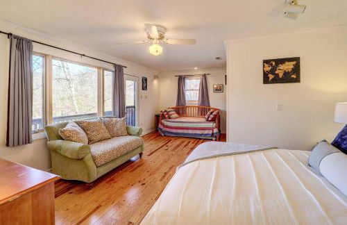 Lakefront Butler Retreat with Hot Tub and Dock! - Foto 16