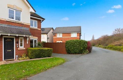 Stylish 3-Bed House in Newton-le-Willows - Private Parking & Garden - Foto 8