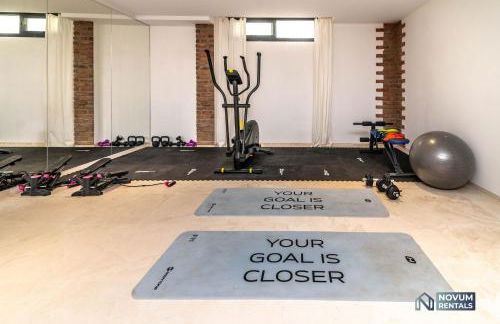 Remarkable 5-BDRM Villa - Heated POOL & GYM - Photo 20