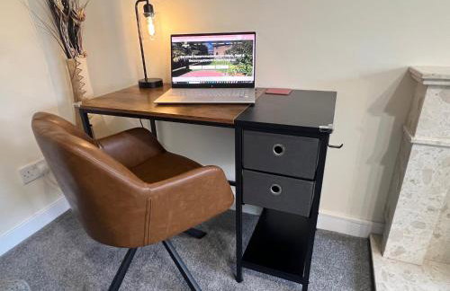 Superb Comfy 2 Bed House, Responsive & Caring Hosts Free WiFi & Parking, Close to MK Centre, Train Station, Santander, Network Rail by Webbhill Stays - Foto 53