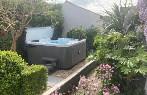 Bryntirion Farmhouse Apartment with Hot Tub - Foto 1