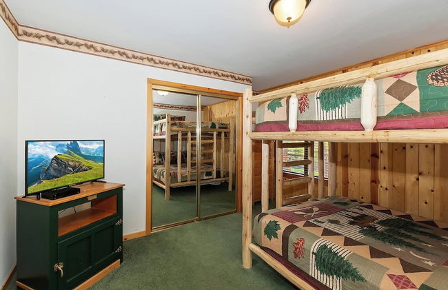 Teakwood Cozy Wood Cabin with Fireplace - Photo 14
