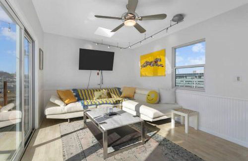 3 Bedroom Penthouse Downtown Close to Everything - Photo 32