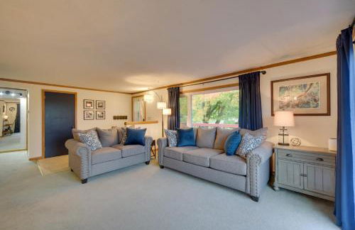 Hermantown Home with Decks, Grill and Hot Tub! - Foto 3