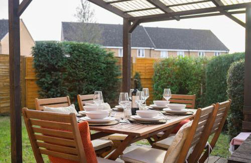 Stylish 3BR Home - Sleeps 7 - 15 Min to City Centre, Parking Garden & Fast Wi-Fi - Foto 12