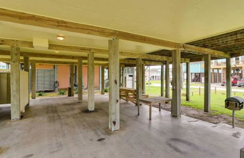 Walk to Crystal Beach! Family Retreat with Deck - Foto 28