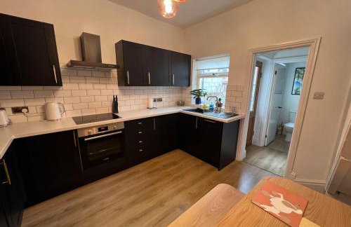 Altrincham House - 2BR - Sleeps 6 - WiFi - Parking - Foto 8