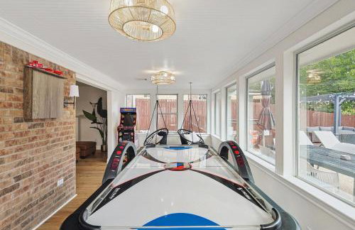 5BR w Backyard Paradise Pool Cinema Games - Foto 13