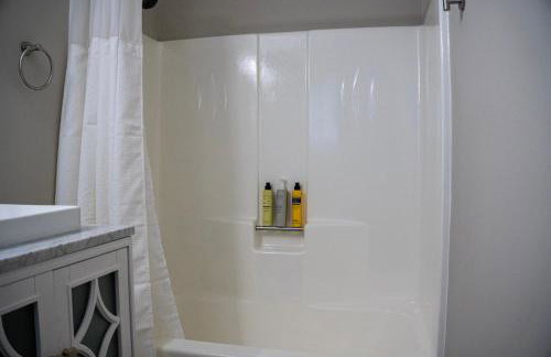 Charming 3 Bedroom Home with Spacious Living and Convenient to Shopping & Interstate - Foto 29