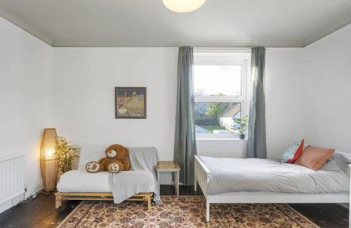 Bright Apartment w Parking & Distant Sea Views - Foto 14