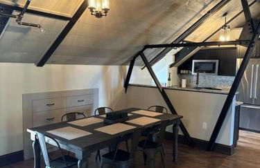 Upscale Industrial Penthouse - Foto 22