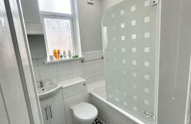 Large 5-Bedroom House in Salford-Free Parking-Sleeps 10 - Foto 24