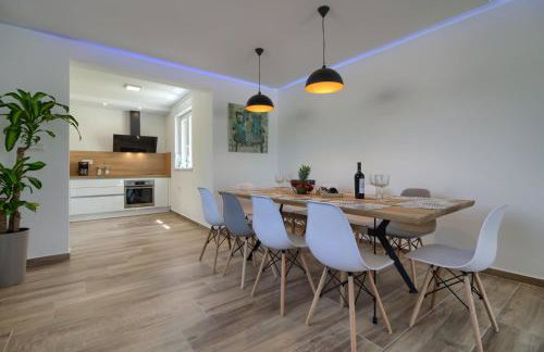 Luxury Villa with extra heated pool with hydromassage, biliard near town center and beach by WiiBuk - Foto 24