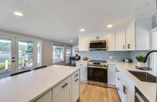 Waterfront Washington Getaway with Hot Tub and Deck! - Foto 8