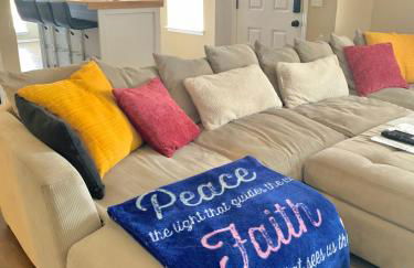 Cheerful 3 Bdrm space, 2 bath!. You gotta love it! - Photo 2