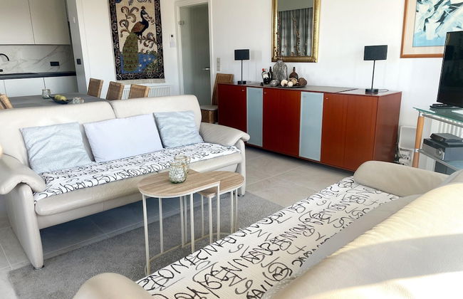 Modern Stay Near Shore - Photo 1