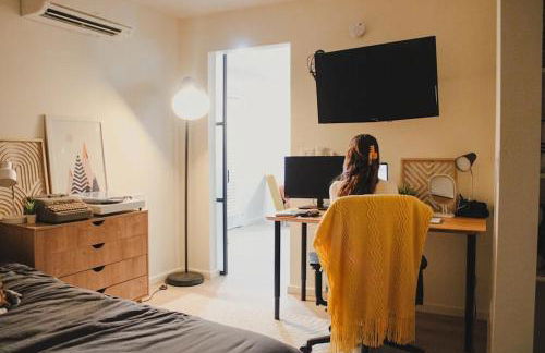 Serene Modern Home Backdoor with great WiFi, games, movies, patio seating and bbq Easy Access to North Joshua Tree National Park in 10 minutes - Foto 13