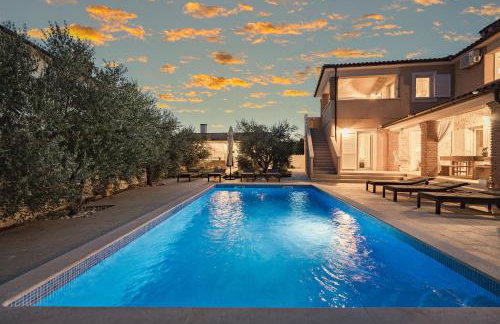 Villa Javor near Pula only 1 km from the beach with sea view and heated pool - Foto 2