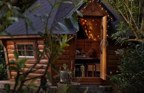 Scenery Hill Hideaways The Coach House Charming Retreat with Jacuzzi and BBQ Hut Near the Lake District - Photo 3