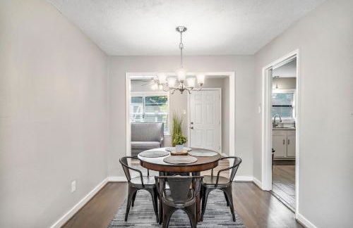 3 Bedroom Home The Neighborhood Spot desks in 2 rooms high speed Internet wifi Kick Back & Relax close to Houston Hobby Airport 5 star superhost - Foto 10