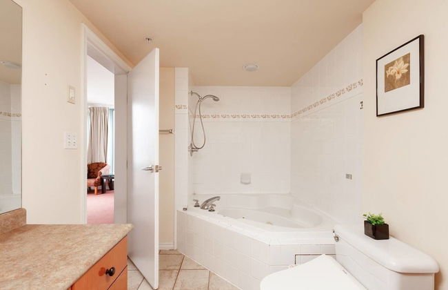 Airport Beautiful View 1 BDR Penthouse - Photo 7