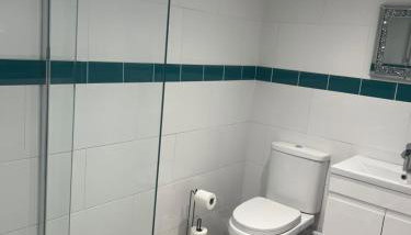 3 bed flat 10 mins to Alton Towers Sleeps 6-8 people - Foto 5, Shower