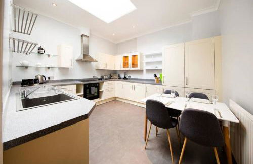 Clifton Spacious 3 Bed Apt & Parking - Simplycheckin - Foto 4