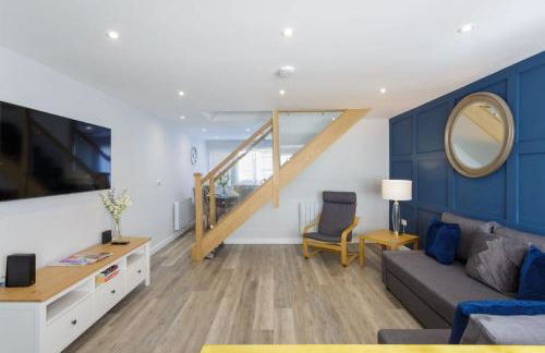 Castle View - 2 Bed Stylish Coastal Port Solent Retreat with Views! Parking, Sleeps 6 - LONG TERM STAY WINTER SPECIAL OFFER- By Blue Puffin Stays - Photo 8