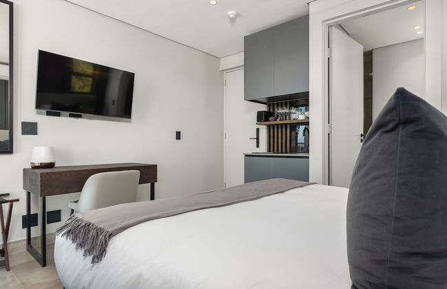 One Calais Luxury Apartments - Photo 35