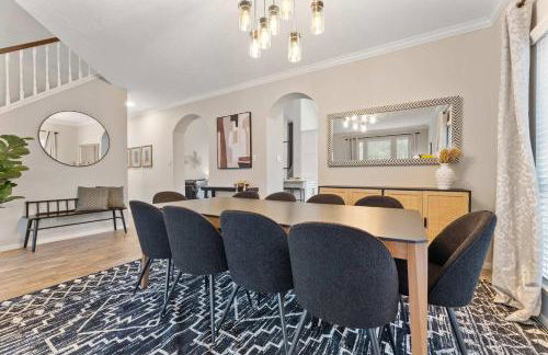 Gorgeous 6BR 3 5 Bth Home with Pool and Game Room - Photo 10