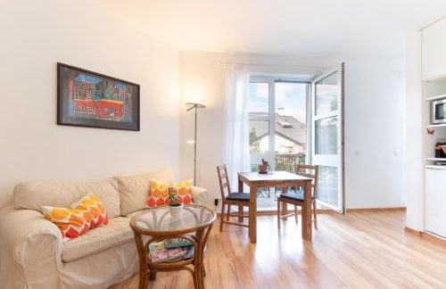 Privates Apartment mit Bad, Küche, Sofa & Balkon - Foto 1