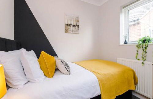 Cheerful 3 bedroom home with parking near Chester - Photo 26