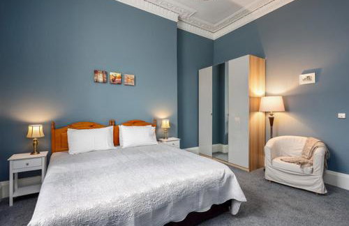 A two bedroom apartment - Victorian Villa at 8 Priestfield Road - Foto 4