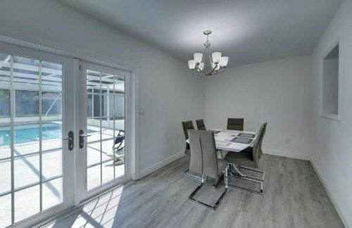 Spacious Home Sleeps 16 - Private Pool Near IMG - Foto 21