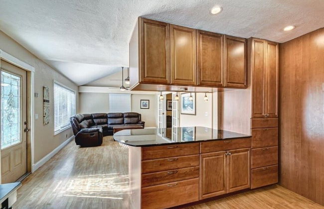 Beautifully Renovated 5 Bedroom with Guest House 5 Home by RedAwning - Foto 26