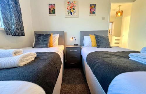 J&J stays 5 bedroom detached house in Peterborough with parking - Photo 7