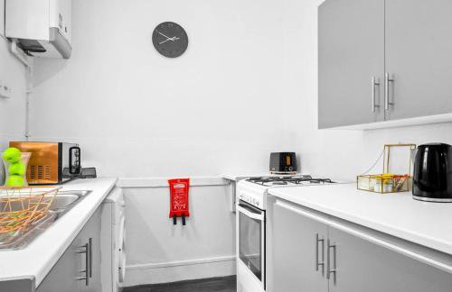 Stylish 3 Bed House - Garden - Parking - Netflix 181TA - Photo 5