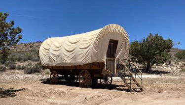 Grand Canyon Covered Wagon for Family-Friendly Glamping in Meadview, Arizona - Foto 2